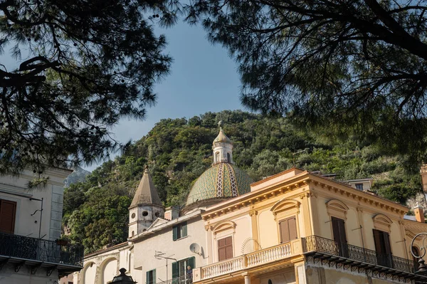 阿马尔菲海岸上一个舒适的小镇 凯塔拉 天主教教堂的圆顶 传统陶瓷马赛克 避暑胜地 在意大利南部度假 欧洲旅游业 — 图库照片
