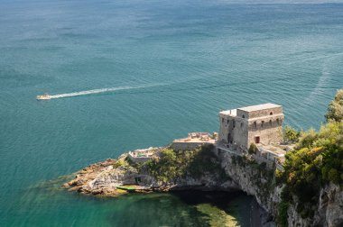 Torre La Cerniola. Şatonun Erce, Salerno, Campania 'daki manzarası. Güney İtalya. Avrupa sahil beldeleri, yaz turizmi. Deniz Burnu