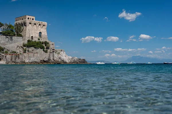 トーレ セルニオラ エルチェの城の風景 サレルノ州 カンパニア州 南イタリア ヨーロッパの海辺のリゾート 夏の観光 — ストック写真
