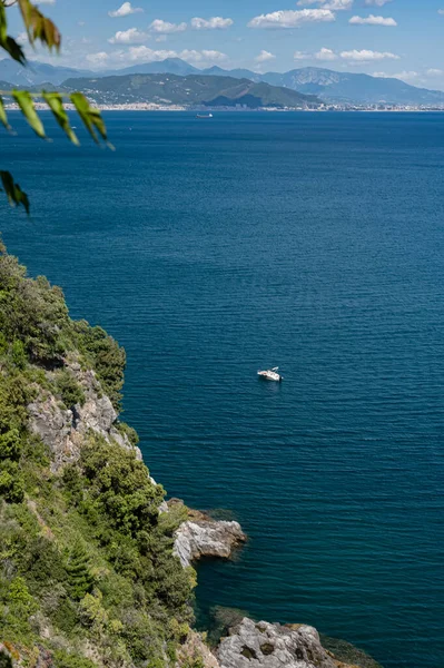 カンパニアのサレルノ州 アマルフィ海岸の海景 雲と青空 南イタリア ヨーロッパの海辺のリゾート 夏の観光 — ストック写真