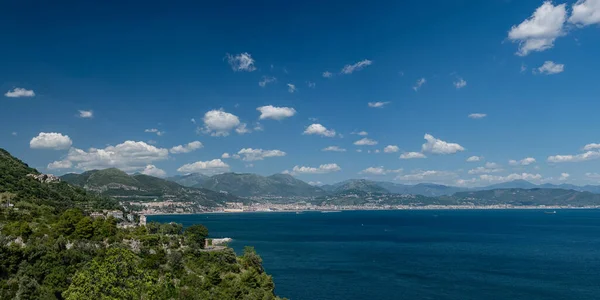カンパニアのサレルノ州 アマルフィ海岸の海景 雲と青空 南イタリア ヨーロッパの海辺のリゾート 夏の観光 — ストック写真