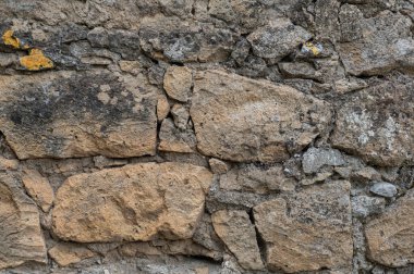 Tarihi bir evin eski tuğla duvarı. Bazen aşınmış tuğla, aşınma izleri, rüzgar ve su. Çok şey gören duvarlar. Doku, arkaplan