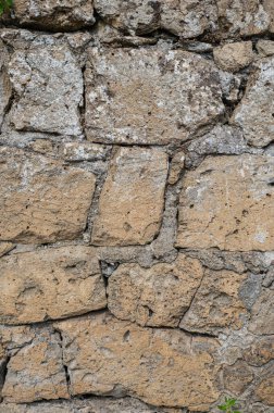 Tarihi bir evin eski tuğla duvarı. Bazen aşınmış tuğla, aşınma izleri, rüzgar ve su. Çok şey gören duvarlar. Doku, arkaplan