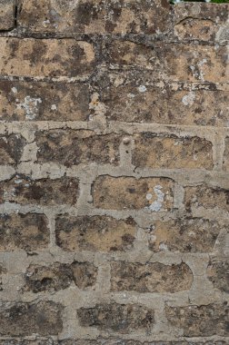 Tarihi bir evin eski tuğla duvarı. Bazen aşınmış tuğla, aşınma izleri, rüzgar ve su. Çok şey gören duvarlar. Doku, arkaplan