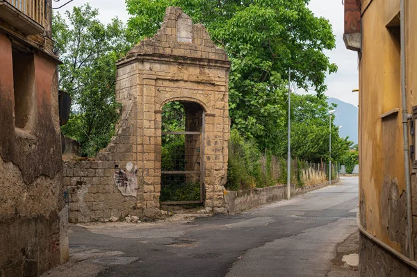 意大利南部一个小镇狭窄的历史性 中世纪 古老的石头房子 木制门窗 鹅卵石路 欧洲度假 城市步行 — 图库照片