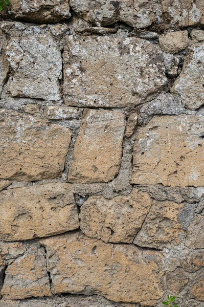 Tarihi bir evin eski tuğla duvarı. Bazen aşınmış tuğla, aşınma izleri, rüzgar ve su. Çok şey gören duvarlar. Doku, arkaplan