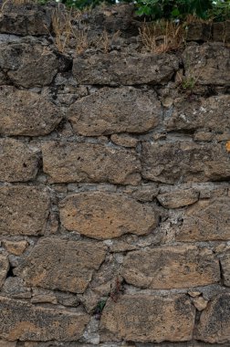 Tarihi bir evin eski tuğla duvarı. Bazen aşınmış tuğla, aşınma izleri, rüzgar ve su. Çok şey gören duvarlar. Doku, arkaplan