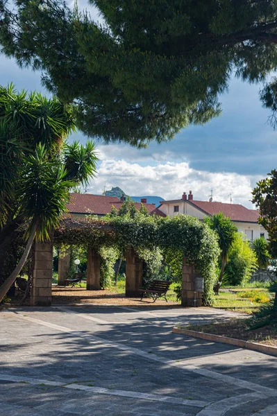 Petit Jardin Dans Province Italienne Sud Belles Arches Aux Fleurs — Photo