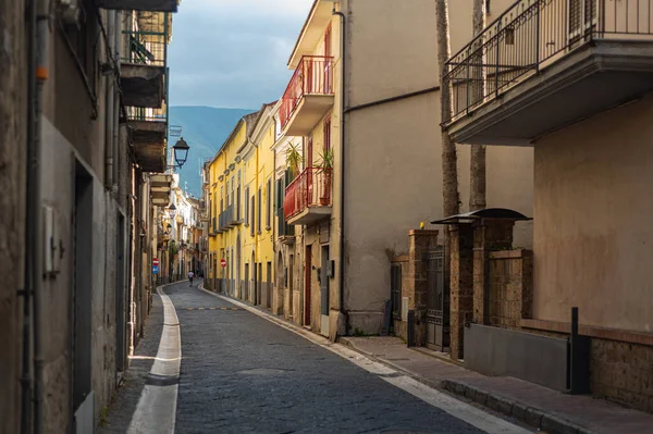 意大利南部一个小镇狭窄的历史性 中世纪 古老的石头房子 木制门窗 鹅卵石路 欧洲度假 城市步行 — 图库照片
