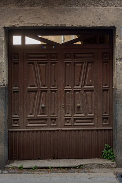 19世紀の歴史的な石造りの家の古い磨耗したドア ヨーロッパの都市への旅行 南イタリア 古いレトロ建築 住宅の建物への正面玄関 木造二重扉 — ストック写真