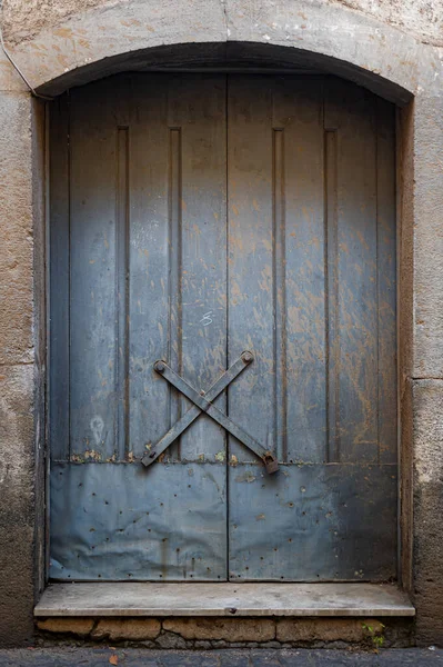 19世紀の歴史的な石造りの家の古い磨耗したドア ヨーロッパの都市 南イタリア 古いレトロ建築 住宅の建物への正面玄関への旅行 ロック上の青金属ドア — ストック写真