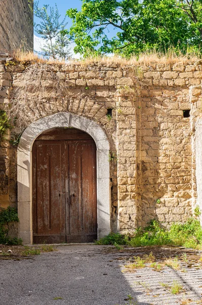 Doppelte Hölzerne Braune Tür Mit Einem Steinbogen Einer Alten Steinmauer — Stockfoto