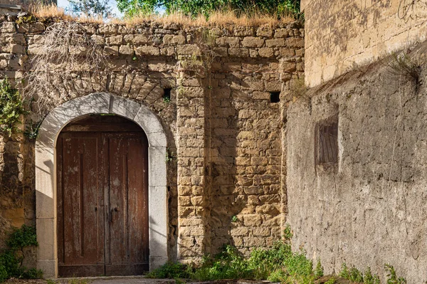 Doppelte Hölzerne Braune Tür Mit Einem Steinbogen Einer Alten Steinmauer — Stockfoto