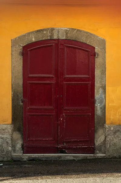 Antigas Portas Desgastadas Numa Histórica Casa Pedra Dos Séculos Xviii — Fotografia de Stock