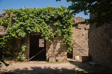 Pompeii arkeoloji parkı. Lav altında trajik bir şekilde yok olan antik bir şehir. Eski harap olmuş evler, villalar. İtalyan iç avluları. Avrupa 'nın tarihi yerlerinde yürür