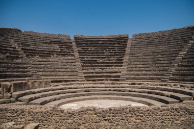 Pompeii, İtalya. Antik şehir. Küçük amfi tiyatro. Avrupa 'nın tarihi yerlerinde yürür