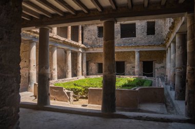 Pompeii arkeoloji parkı. Lav altında trajik bir şekilde yok olan antik bir şehir. Eski harap olmuş evler, villalar. İtalyan iç avluları. Avrupa 'nın tarihi yerlerinde yürür