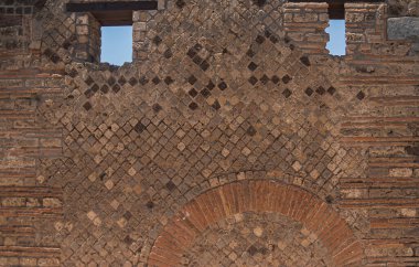 Pompeii antik şehrinde bir evin duvarı. Eski tuğla işi, tarihi değeri var. Antika İtalya. Arkaplan, doku