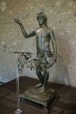 3 Temmuz 2022 - Pompeii, İtalya. Antik şehir. Antika heykeller, metal adam, lamba tutucu, antika sanat eseri, evin zengin dekorasyonu. Avrupa 'nın tarihi yerlerinde yürür