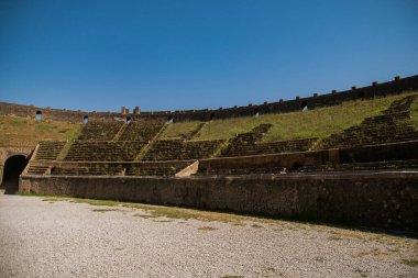 Pompeii arkeoloji parkı. Antik şehir. 20 bin kişilik bir Roma amfitiyatrosunun kalıntıları, gladyatör dövüşlerinin yapıldığı yer. Avrupa 'nın tarihi yerlerinde yürür