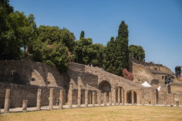 Pompeii, İtalya. Antik şehir. Pompeii Sanat Tiyatrosu 'nun dördüncüsü. Avrupa 'nın tarihi yerlerinde yürür