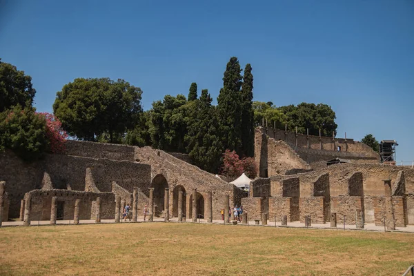 3 Temmuz 2022 - Pompeii, İtalya. Antik şehir. Pompeii Sanat Tiyatrosu 'nun dördüncüsü. Avrupa 'nın tarihi yerlerinde yürür