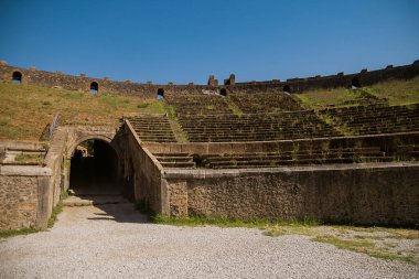 Pompeii arkeoloji parkı. Antik şehir. 20 bin kişilik bir Roma amfitiyatrosunun kalıntıları, gladyatör dövüşlerinin yapıldığı yer. Avrupa 'nın tarihi yerlerinde yürür