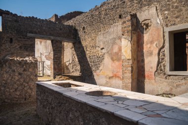 Pompeii arkeoloji parkı. Lav altında trajik bir şekilde yok olan antik bir şehir. Eski harap olmuş evler, villalar. İtalyan iç avluları. Avrupa 'nın tarihi yerlerinde yürür