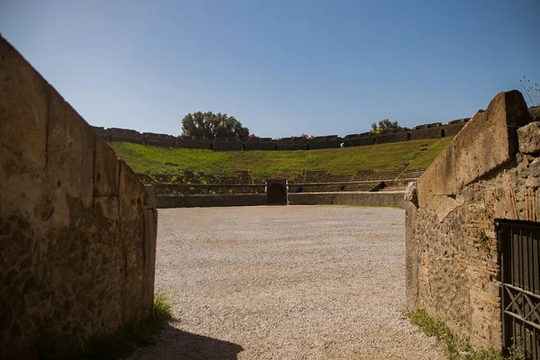 庞培考古园 古老的城市一座容纳2万人的罗马圆形剧场的废墟 在那里发生了角斗 欧洲历史名胜古迹的步行 — 图库照片