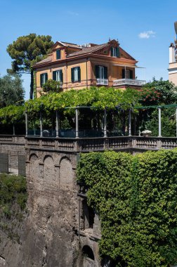 Piazza Tasso 'da. Sorrento 'daki kasaba meydanı. Eski dar İtalyan caddesi. Pahalı lüks oteller.