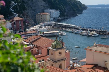 Eski kiremitli çatılardan ve kilisenin mozaik kubbesinden deniz manzarası. Sant 'Anna Kilisesi. Sorrento
