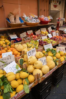 18 Haziran 2022 Sorrento, İtalya. Markette Amalfi limonlarıyla bir gösteri. Turunçgiller, portakallar, limonlar. Vitamin kokteyli