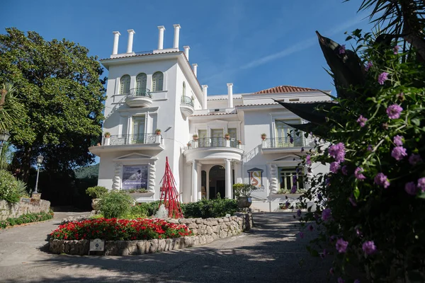 June 2022 Sorrento Italy Elegant White Villa Shores Tyrrhenian Sea — 图库照片