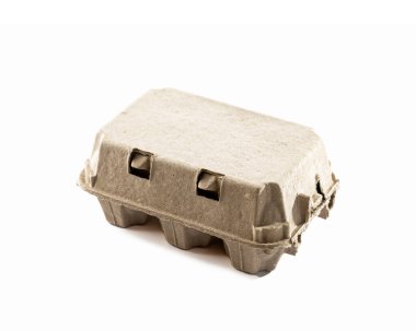 Beyaz arka planda 6 (6) tavuk yumurtası için karton tepsi (kutu). Kapalı kutu