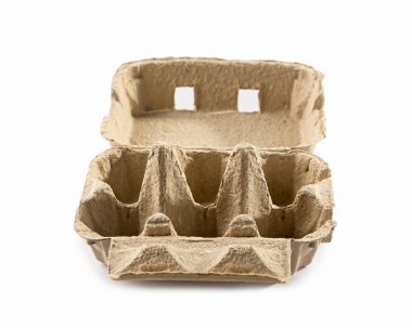 Beyaz zemin üzerinde izole edilmiş 6 tavuk yumurtası için boş karton tepsiyi (kutu) aç.