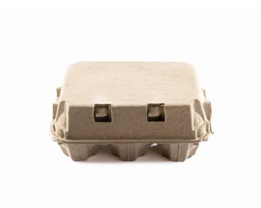 Beyaz arka planda 6 (6) tavuk yumurtası için karton tepsi (kutu). Kapalı kutu