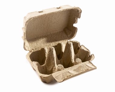 Beyaz zemin üzerinde izole edilmiş 6 tavuk yumurtası için boş karton tepsiyi (kutu) aç.