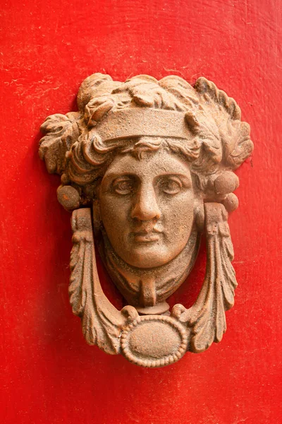 Старовинний Металевий Докноб Стукіт Червоних Дверях Вигляді Голови Чоловіка Лавровим — стокове фото