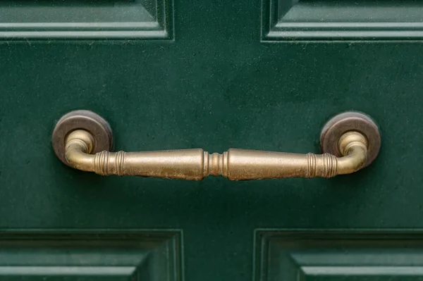 Металлическая Латунная Старинная Дверная Ручка Деревянной Зеленой Двери Италии — стоковое фото