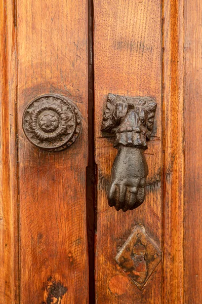 Vintage Metal Doorknob Knocker Gong Wooden Door Form Elegant Female — Zdjęcie stockowe