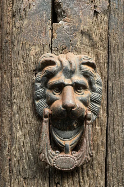 Старовинний Металевий Іржавий Дорноб Стукач Старих Дерев Яних Дверях Вигляді — стокове фото