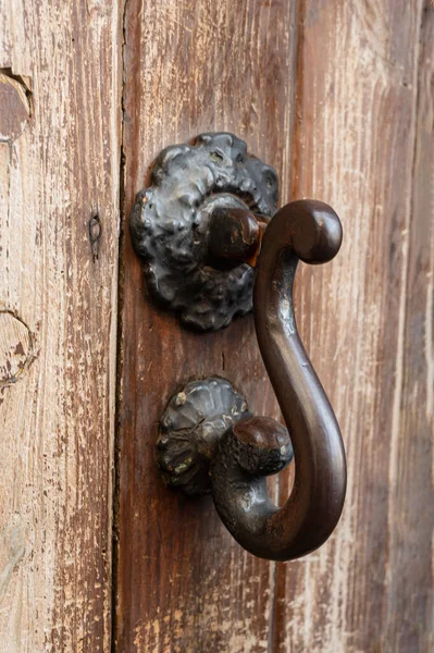 Металева Старовинна Ручка Дверей Дерев Яних Дверях Італії Різьбленими Вигнутими — стокове фото