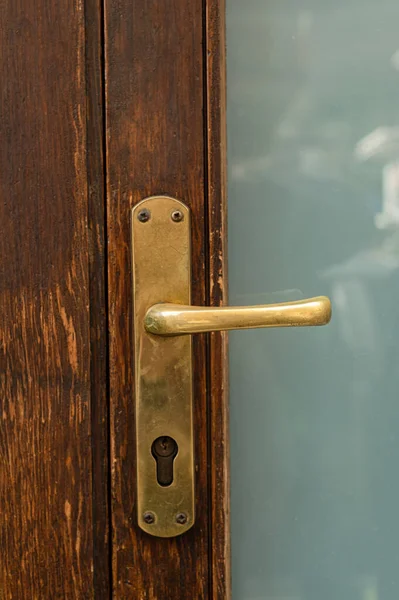 Металлическая Латунь Золотая Ручка Двери Деревянной Коричневой Двери Италии Около — стоковое фото