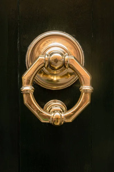 Урожай Круглого Золотистого Кольору Металу Doorknob Стукіт Gong Зелені Двері — стокове фото