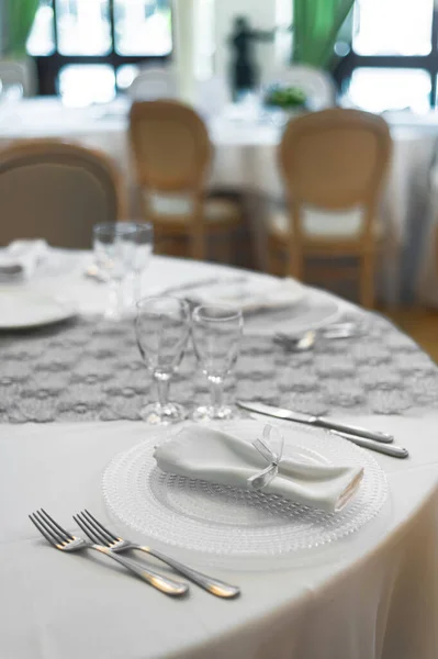 Tables Set Holiday Restaurant White Plates Napkins Glasses — Fotografia de Stock