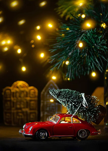 Small Red Toy Car Carries Christmas Tree New Year Christmas — Stockfoto