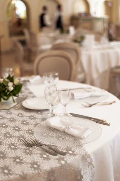 Tables Set Holiday Restaurant White Plates Napkins Glasses — Stok fotoğraf