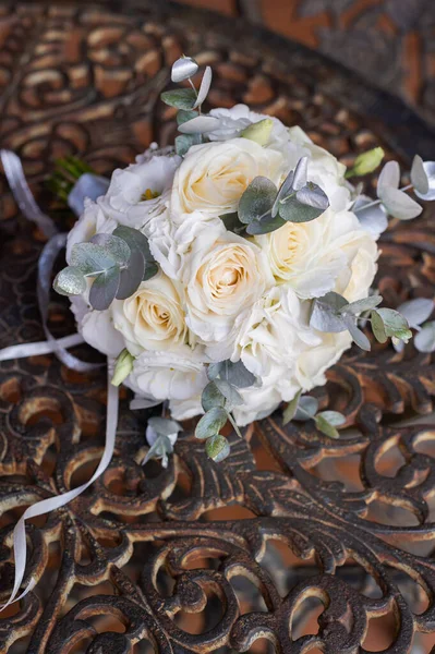 Delicate Fragile Wedding Bouquet Cream Roses Wrought Iron Table — Stockfoto