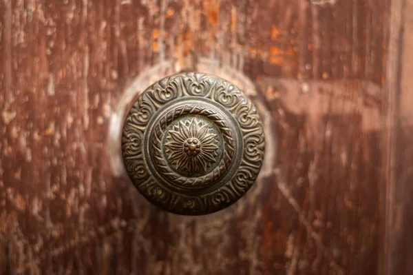 Italian Metal Brass Carved Pattern Door Knob Wooden Door — Fotografia de Stock