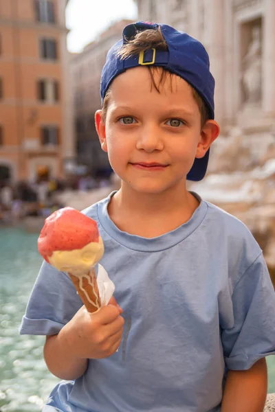 Cute Cheerful Boy Years Old Eating Ice Cream Gelato Trevi — Foto Stock